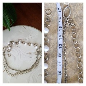 Fun gold-toned chain w/ pearl-like embellishment